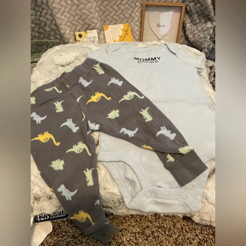 👶 Carter’s 2-Piece Baby Bundle – SZ 9 Months  “Mommy Rocks onesie Dino pants👶💛